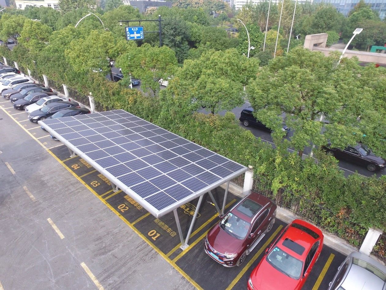 充电停车两不误 | 会发电的停车棚成光伏新宠！